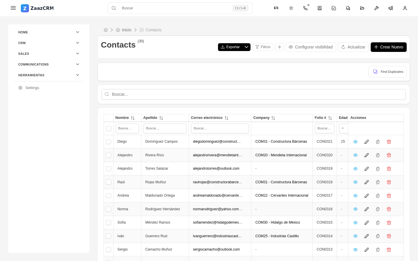 Screenshot: formulario de creación de contacto con campos agrupados en secciones